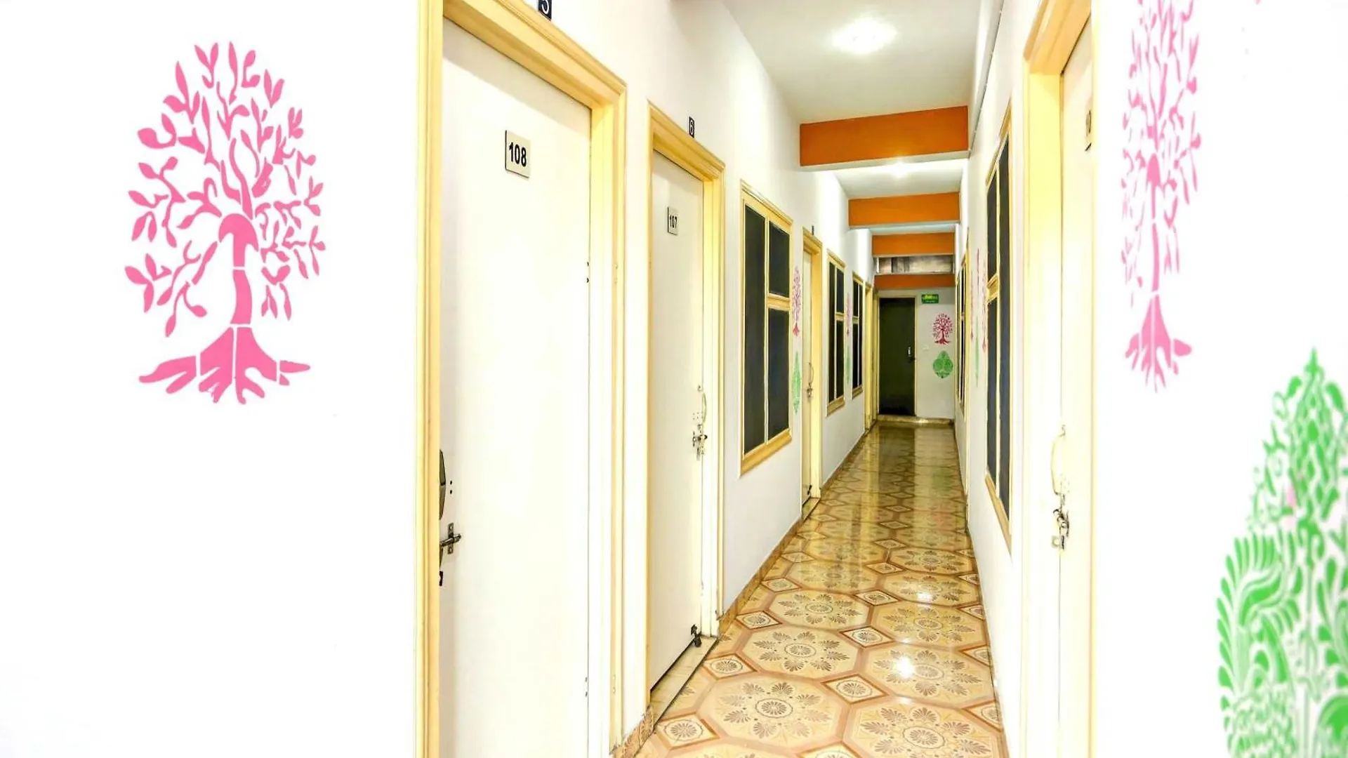 Hotel O White House Delhi  2*, Delhi (National Capital Territory of India)