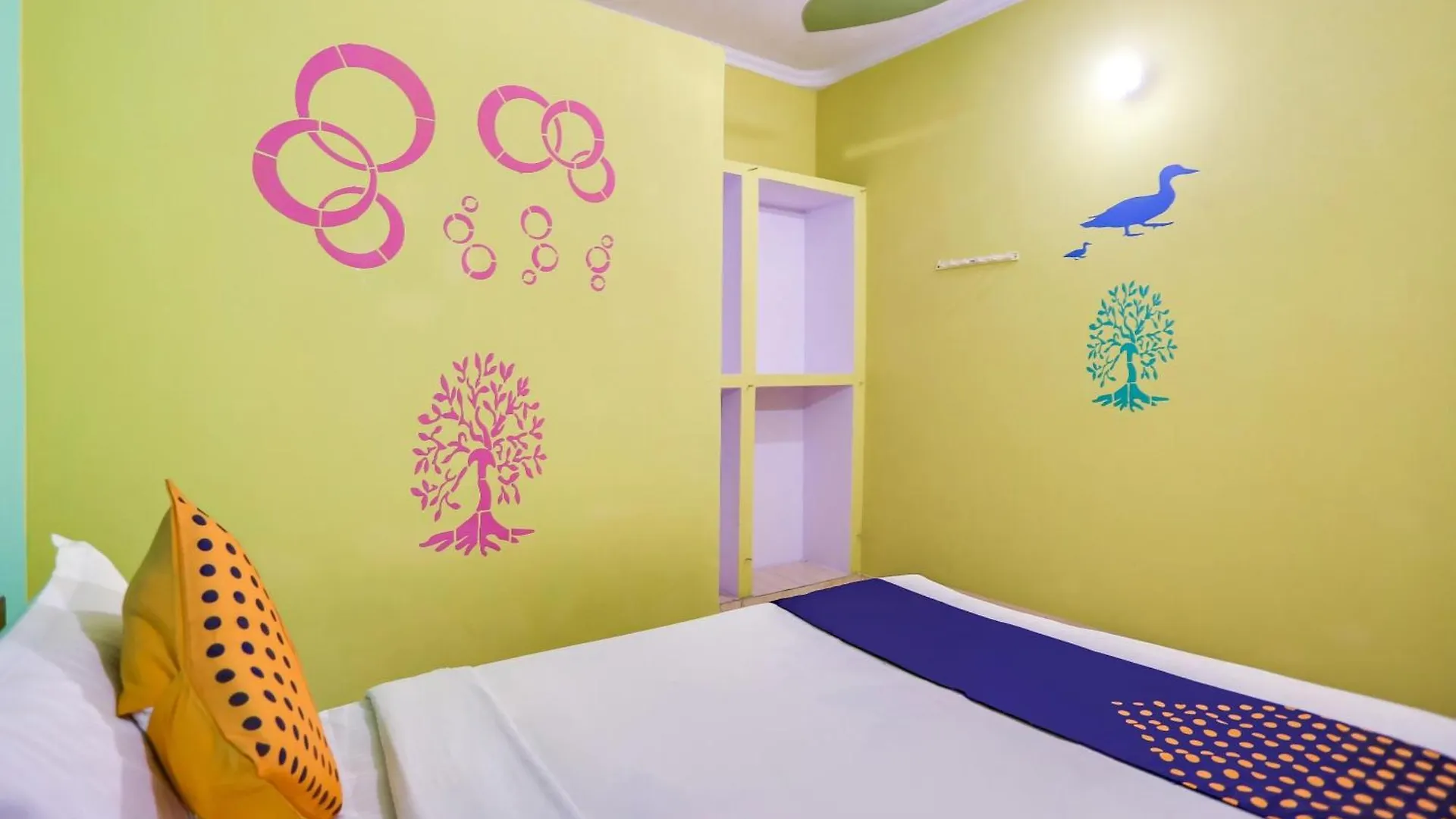 **  Hotel O White House Delhi  India